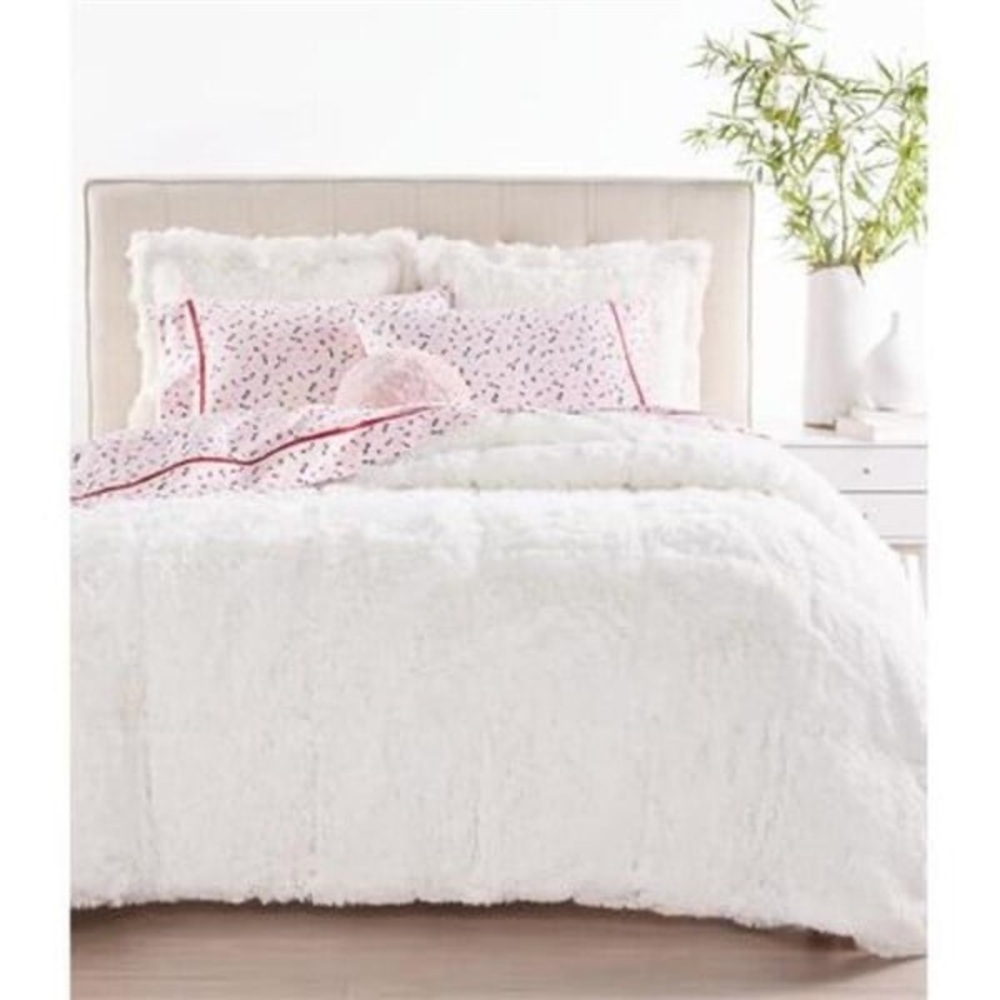 Whim by Martha Stewart Collection Shaggy Faux Furr 68*90 (brand new open box)